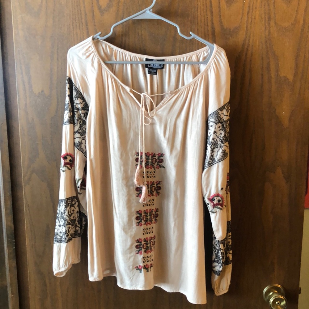 NWOT Angie cute patterned blouse